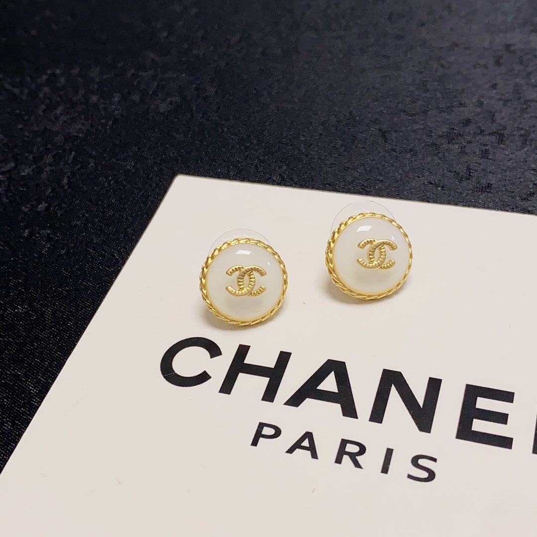 18K  Chanel Pearl Vintage Earrings