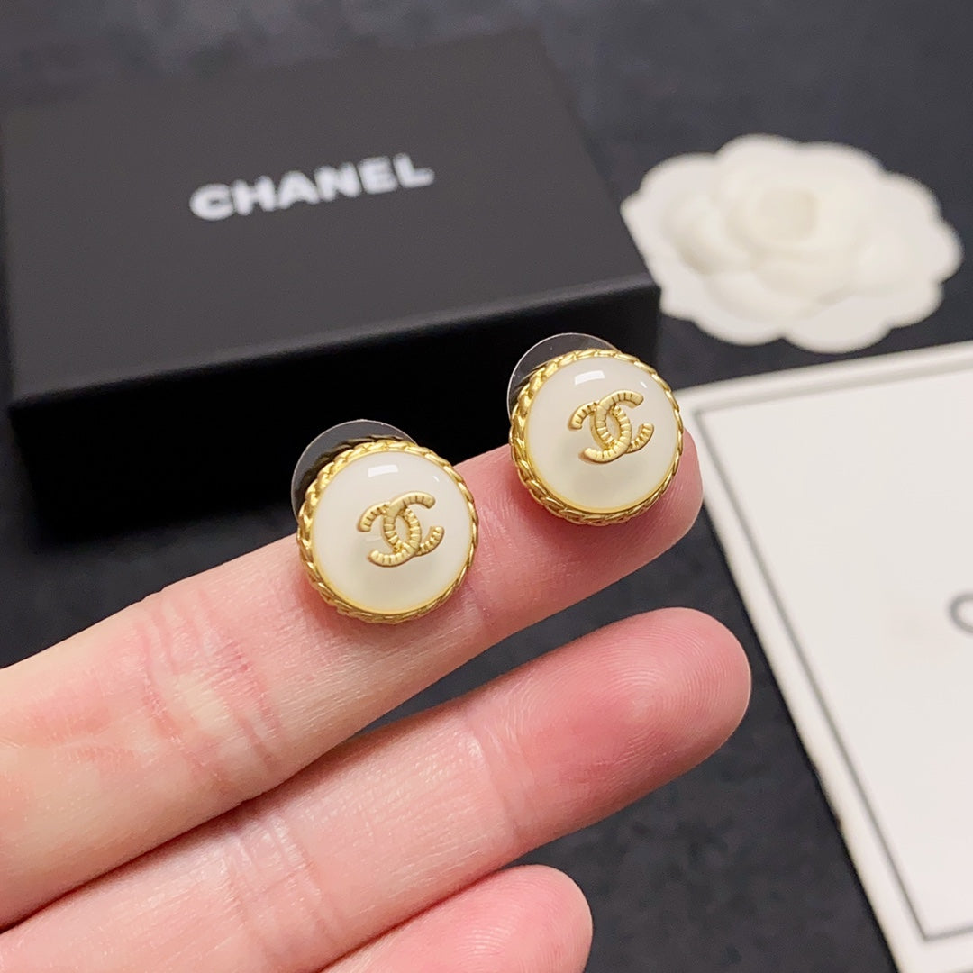 18K  Chanel Pearl Vintage Earrings