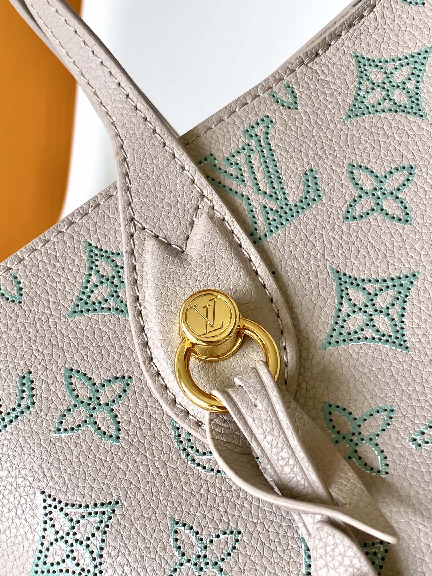 LOUIS VUITTON BLOSSOM 20 IN LIGHT BEIGE MAHINA CALFSKIN