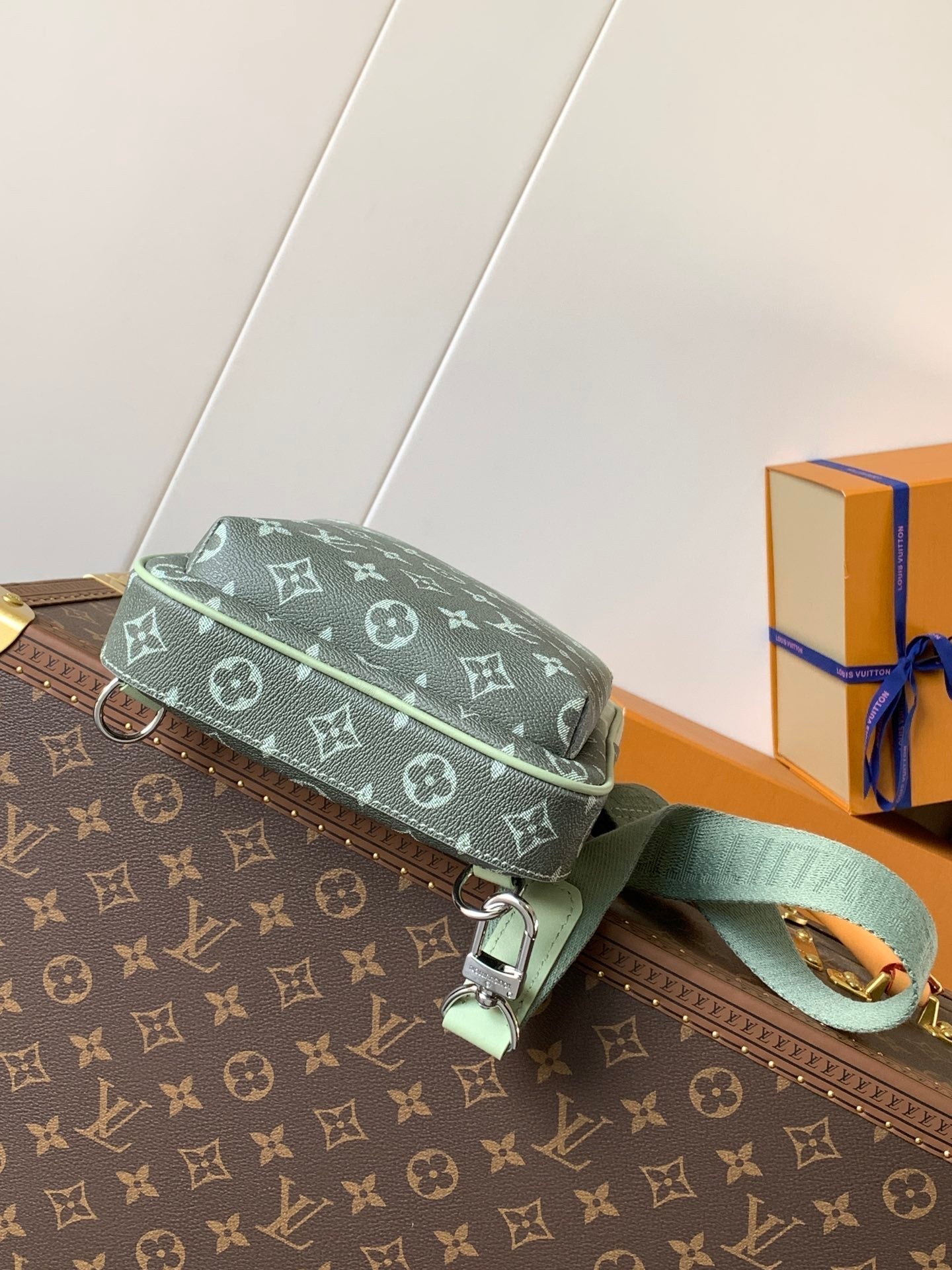 LOUIS VUITTON AVENUE SLINGBAG 31 IN WHITE AND BLACK OMBRE MONOGRAM CANVAS